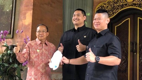 Gubernur Bali Wayan Koster bersama Menpora Dito Ariotedjo dan Ketua ANOV World Beach Games 2023 Raja Sapta Oktohari di Rumah Jabatan Gubernur Bali. Foto: Denita br Matondang/kumparan