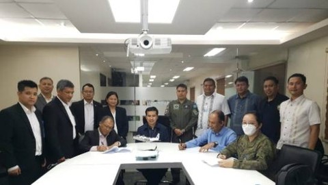 Penandatanganan kontrak pengadaan 6 unit pesawat NC212i antara PTDI dan DND Filipina di Quezon City, Filipina (13/4/2023). Foto: PT. DI