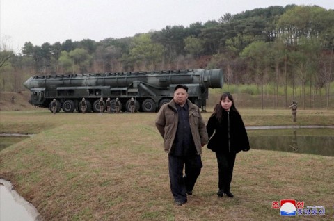 Pemimpin Korea Utara Kim Jong Un bersama putrinya Kim Ju Ae menghadiri uji peluncuran rudal balistik antarbenua (ICBM). Foto: KCNA via Reuters