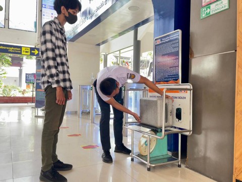 Penimbangan barang bawaan saat boarding di Stasiun Surabaya Gubeng. Foto: Masruroh/Basra
