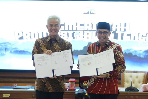 Gubernur Jawa Tengah Ganjar Pranowo bersama Dirjen Pajak Suryo Utomo saat menandatangani MoU pengelolaan data Pajak di Kantor Gubernur Jateng, Kota Semarang. Foto: Dok. Istimewa