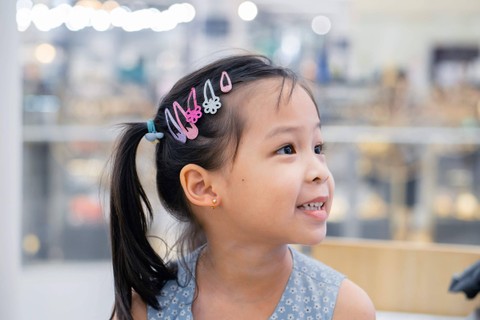 Ilustrasi anak perempuan pakai anting. Foto: Deltah/Shutterstock