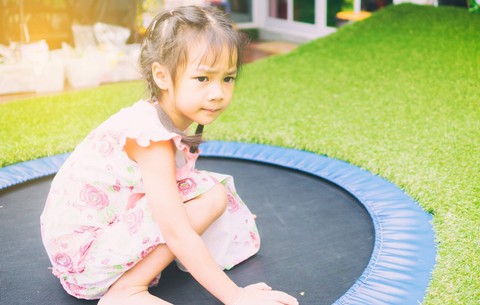 Ilustrasi anak bermain trampolin. Foto: Anutr Yossundara/shutterstock
