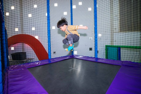 Ilustrasi anak bermain trampolin. Foto: No-Te Eksarunchai/Shutterstock
