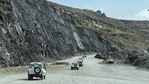 Suasana tambang terbuka (open pit) Grasberg Freeport Indonesia di Papua Tengah. Foto: Wendiyanto Saputro/kumparan