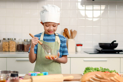 Ilustrasi anak laki-laki belajar masak. Foto: Stella_E/Shutterstock