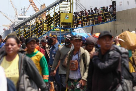 Pemudik turun dari Kapal Motor (KM) Gunung Dempo yang bersandar di Dermaga Jamrud Utara, Pelabuhan Tanjung Perak, Surabaya, Jawa Timur, Jumat (14/4/2023). Foto: Didik Suhartono/ANTARA FOTO