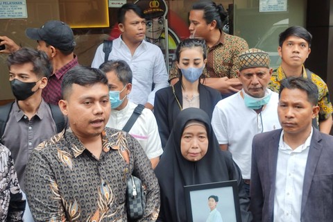 Keluarga Muhammad Syamil Akbar, korban kecelakaan anak artis Ira Riswana di Mabes Polri, Jakarta, Jumat (14/4/2023). Foto: Dok. Istimewa