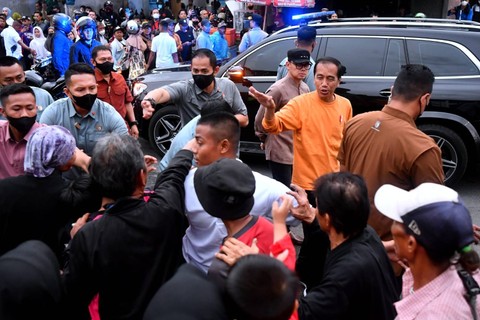 Presiden Jokowi membagikan bantuan sembako di Jalan Mayor Oking sekitar Stasiun Bogor, Kota Bogor, Jumat (14/4/2023). Foto: Rusman/Biro Pers Sekretariat Presiden