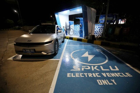 Ilustrasi mobil listrik terparkir di SPKLU. Foto: Aditia Noviansyah/kumparan
