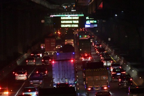 Sejumlah kendaraan melintas di Tol Jakarta Cikampek di Bekasi, Jawa Barat, Jumat (14/4/2023). Foto: Fakhri Hermansyah/ANTARA FOTO