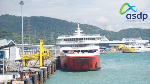 Salah satu kapal Ferry saat bersandar di Pelabuhan Merak. Foto: Fitra Andrianto/kumparan