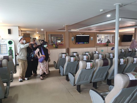 Penumpang di dalam kapal ferry di Pelabuhan Merak menuju Lampung. Foto: Fitra Andrianto/kumparan