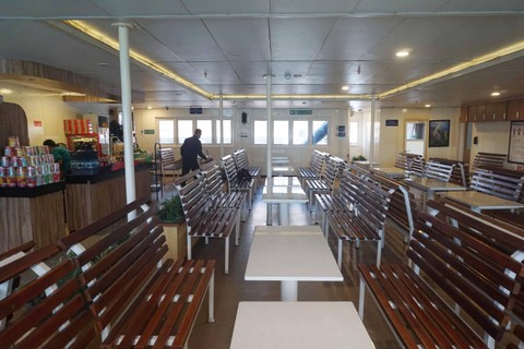 Suasana di dalam kapal ferry di Pelabuhan Merak menuju Lampung. Foto: Fitra Andrianto/kumparan