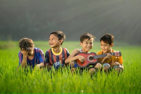 ilustrasi kebahagiaan anak yang bebas belajar sesuai kecerdasannya (Sumber foto: unspalsh.com)