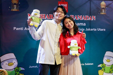 Penyanyi Alvaro Keisha dan Zara Leola foto bersama usai tampil di acara buka puasa bersama anak yatim di kawasan Warung Buncit, Jakarta, Jumat, (14/4/2023). Foto: Agus Apriyanto