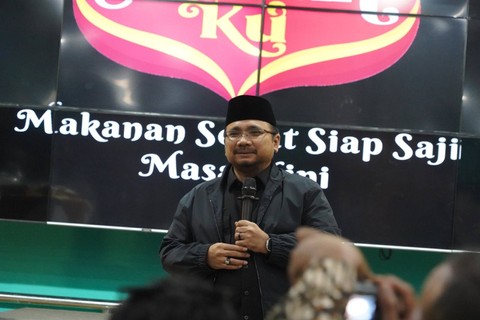 Menag, Yaqut Cholil Qoumas memberikan sambutan pada kegiatan lepas ekspor perdana makanan siap saji ke Arab Saudi. Foto: Dok. Kemenag