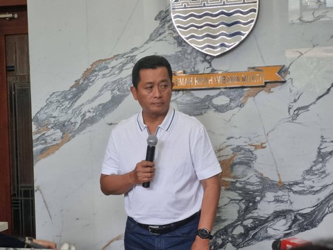 Sekda Bandung, Ema Sumarna, saat menyampaikan keterangan terkait OTT terhadap Walkot Yana Mulyana di Balai Kota Bandung. Foto: Rachmadi Rasyad/kumparan