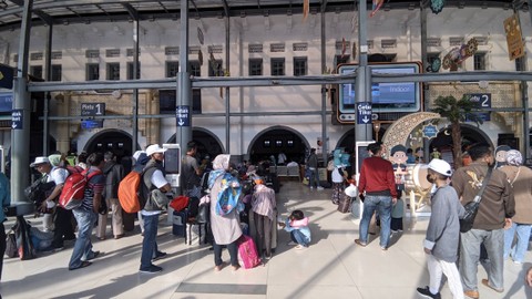 Suasana pemudik di Stasiun Pasar Senen, Jakarta Pusat, pada H-7 Lebaran, Sabtu (15/4/2023). Foto: Jonathan Devin/kumparan