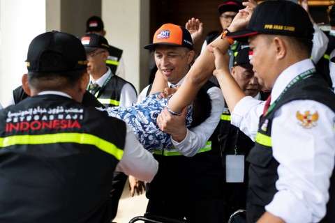 Petugas memberikan pertolongan kepada jemaah haji saat gladi posko pelaksanaan haji 1444 H/ 2023 M di Asrama Haji Pondok Gede, Jakarta, Sabtu (15/4/2023). Foto: Wahyu Putro A/ANTARA FOTO