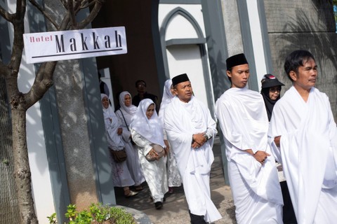 Jemaah haji bersiap melakukan umrah wajib sebelum puncak haji saat gladi posko pelaksanaan haji 1444 H/ 2023 M di Asrama Haji Pondok Gede, Jakarta, Sabtu (15/4/2023). Foto: Wahyu Putro A/ANTARA FOTO