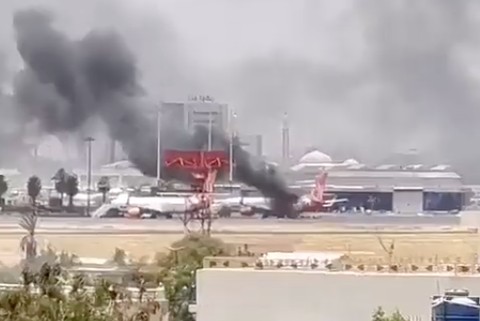 Pesawat sipil di Bandara Internasional Khartoum, Sudan, terbakar buntut baku tembak pada Sabtu (15/4/2023). Foto: Dok. Istimewa