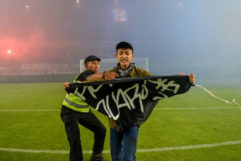 Pendukung Persib Bandung memasuki lapangan usai laga BRI Liga 1 melawan Persikabo di Stadion Gelora Bandung Lautan Api, Bandung, Jawa Barat, Sabtu (15/4/2023). Foto: Raisan Al Farisi/ANTARA FOTO