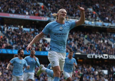 Erling Haaland melakukan selebrasi dalam pertandingan Liga Inggris 2022/23 antara Manchester City vs Leicester City di Stadion Etihad, Manchester, Inggris. Foto: Lee Smith/Reuters