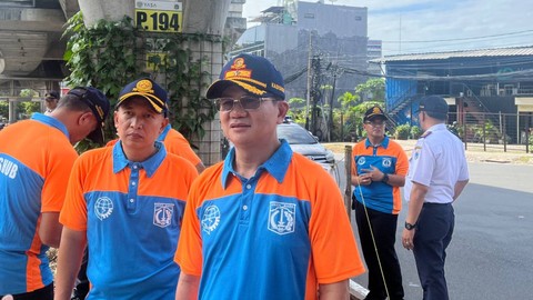 Kadishub DKI Jakarta Syafrin Liputo meninjau kawasan simpang traffic light Santa, Jakarta Selatan, Minggu (16/4/2023). Foto: Haya Syahira/kumparan