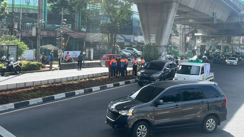 Suasana di kawasan simpang traffic light Santa, Jakarta Selatan, Minggu (16/4/2023). Foto: Haya Syahira/kumparan