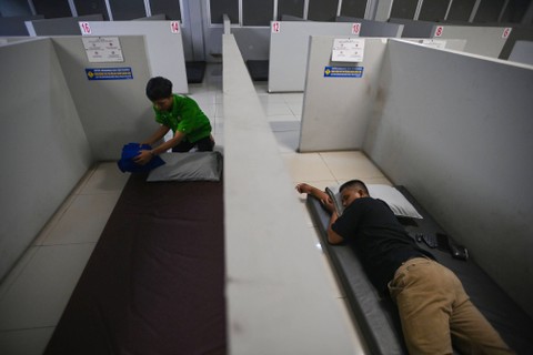 Karyawan membawakan kasur untuk pemudik yang beristirahat di bilik istirahat Rest Area KM 57, Tol Jakarta-Cikampek, Karawang, Jawa Barat, Minggu (16/4/2023). Foto: Aditya Pradana Putra/Antara Foto