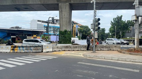 Jalur sepeda yang terputus di simpang traffic light Santa, Jakarta Selatan. Foto: Haya Syahira/kumparan