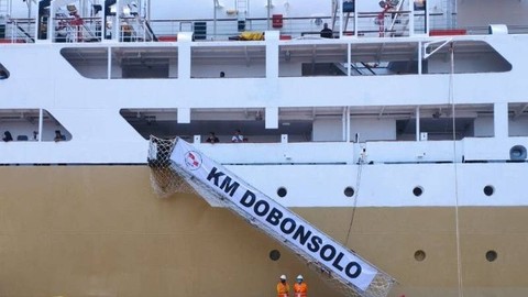 KM Dobonsolo milik PT Pelni memberangkatkan peserta mudik gratis sepeda motor dari Pelabuhan Tanjung Priok, Jakarta menuju Pelabuhan Tanjung Emas, Semarang, Sabtu (15/4/2023). Foto: Benardy Ferdiansyah/Antara