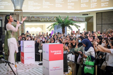 Penampilan Yura Yunita disambut antusias pengunjung. Foto: Jamal Ramadhan/kumparan