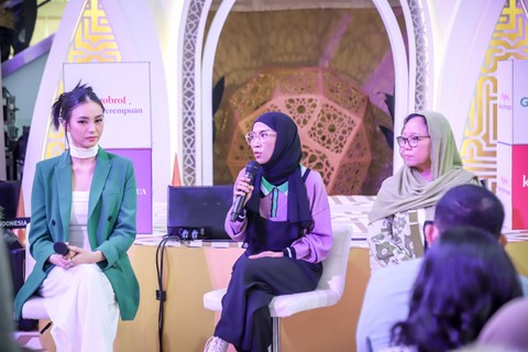 Driver ojol kendaraan listrik GrabElectric, Sari Mawarti ungkapkan kesibukan sebagai driver dan ibu. Foto: Jamal Ramadhan/kumparan