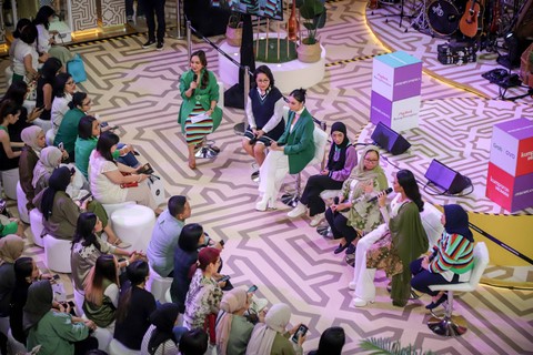 Narasumber dan peserta saling berbagi pandangan dalam 'Ngobrol Bareng Perempuan'. Foto: Jamal Ramadhan/kumparan