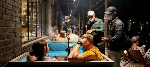 Imigrasi memeriksa identitas WNA di Hotel Parq di Gianyar, Bali. Foto: Denita br Matondang/kumparan