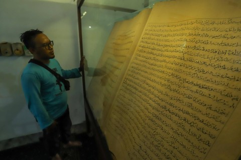 Warga melihat Al-Quran dari daun lontar yang tersimpan di Masjid Jami Matraman, Jakarta Timur, Minggu (16/4/2023). Foto: Iqbal Firdaus/kumparan