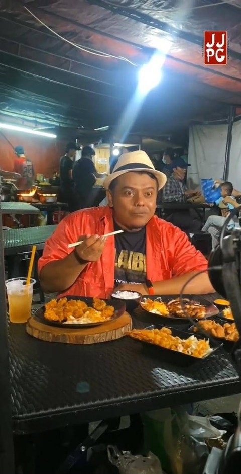 Food Vlogger Jejepangan JKT di Tenda Gandaria Tengah, Jakarta. Foto: Instagram/@JejepanganJKT