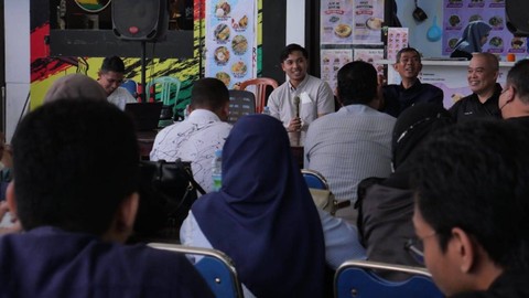 Muhamad Arief Rachmat Gobel, anak Rachmat Gobel dalam diskusi komunitas milenial di Kafe Newbie, dekat Kampus Universitas Negeri Gorontalo, Sabtu (15/4/2023). Foto: Dok. Istimewa
