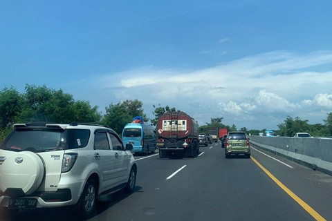 Sejumlah kendaraan melintas di ruas Tol Cipali, Minggu (16/4/2023).  Foto: Dok. Istimewa