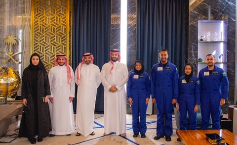 Pangeran MBS (tengah) foto bersama dengan astronaut Arab Saudi, April 2023. Foto: Dok. Twitter @MakkahRegion