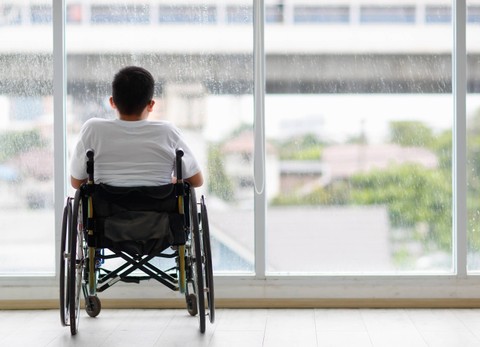Ilustrasi anak memakai kursi roda. Foto: Bangkok Click Studio/Shutterstock