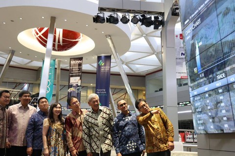 Direksi PT Merdeka Battery Materials Tbk (MBMA) bersama pemegang saham Boy Thohir dalam seremoni pencatatan saham (IPO) di Bursa Efek Indonesia (BEI), Selasa (18/4/2023). Foto: Dok. BEI