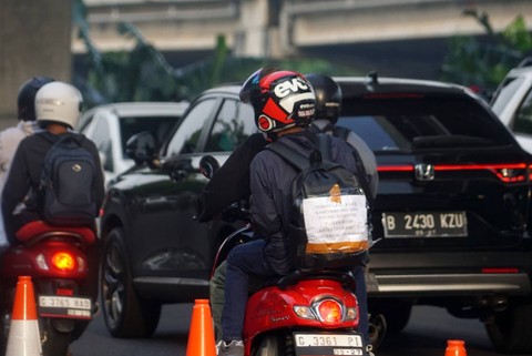 Kendaraan bermotor memadati Jalan Raya Kalimalang dari arah Jakarta ke Bekasi pada musim mudik Lebaran 2023, Selasa (18/4/2023). Foto: Iqbal Firdaus/kumparan
