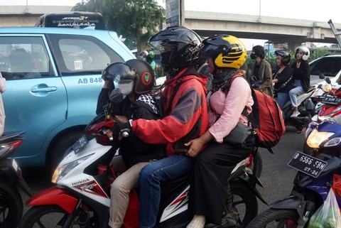 Kendaraan bermotor melintasi Jalan Raya Kalimalang dari arah Jakarta ke Bekasi pada musim mudik Lebaran 2023, Selasa (18/4/2023). Foto: Iqbal Firdaus/kumparan