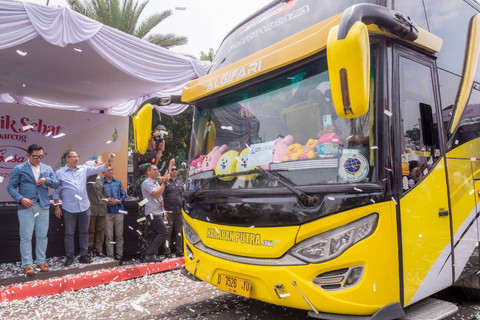 Gubernur Jawa Barat, Ridwan Kamil, saat melepas ribuan peserta mudik gratis di Halaman Kantor Bapenda Jabar, Selasa (18/4/2023).   Foto: Dok. Istimewa