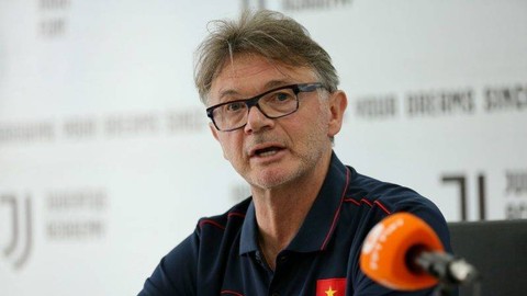 Pelatih Vietnam U-22, Philippe Trousier, memberikan keterangan dalam persiapan SEA Games 2023 pada Senin (17/4).  Foto: VFF