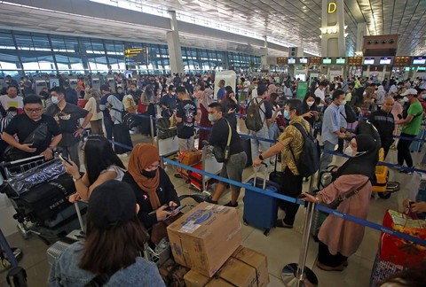 Sejumlah calon penumpang antre untuk lapor diri secara mandiri di Terminal 3 Bandara Sekarno Hatta, Tangerang, Banten, Rabu (19/4/2023).  Foto: Fauzan/ANTARA FOTO