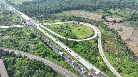 Kondisi one way yang diberlakukan Jasa Marga di Tol Cikampek, Rabu (19/4).  Foto: Dok Jasa Marga.